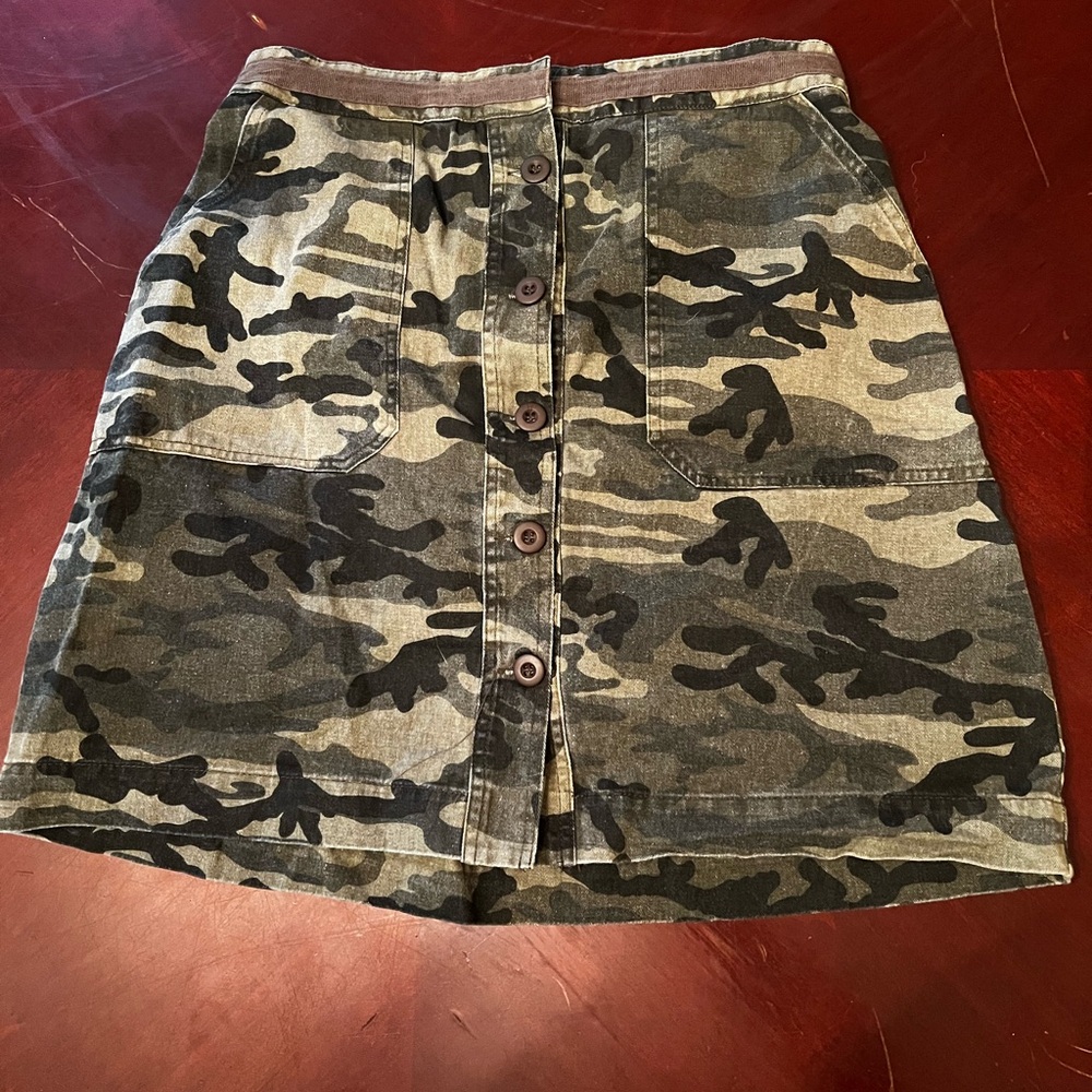 Old Navy Camo Button-Front Mini Skirt in Olive & Black